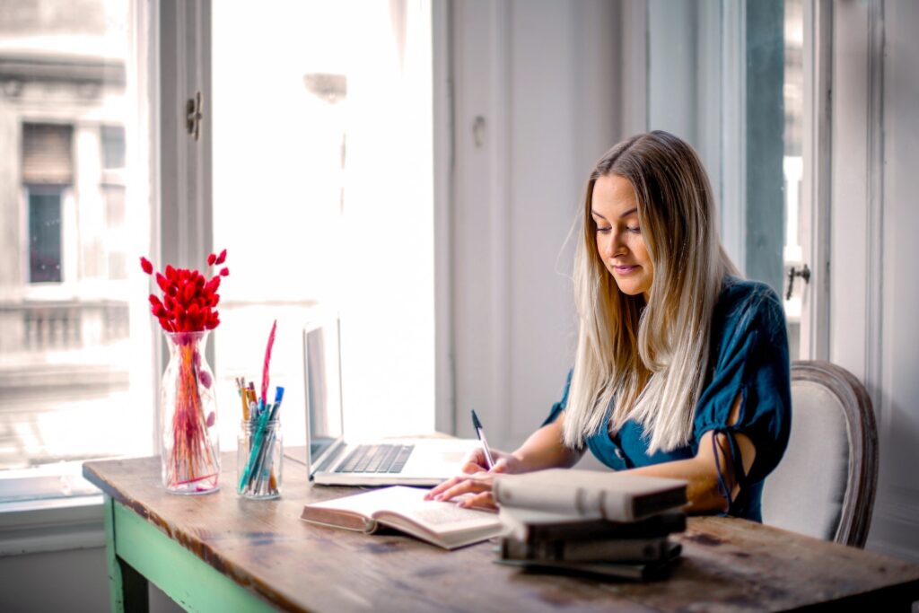 Remoto x Online: entenda as principais diferenças Foto de Andrea Piacquadio/Pexels Woman in Blue Long Sleeve Shirt Sitting at the Table Working
