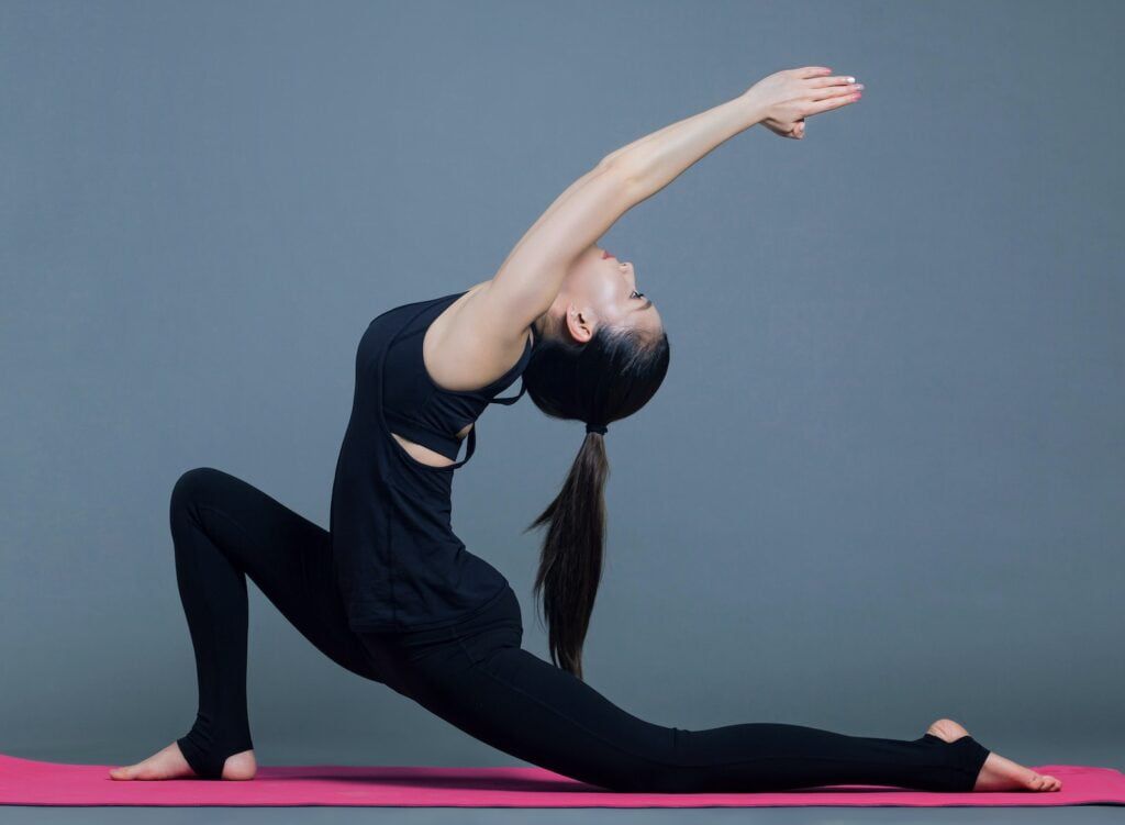 woman in black tank top and black pants doing yoga 21 de junho: Dia Internacional do Yoga Foto de Alex Shaw, unsplash