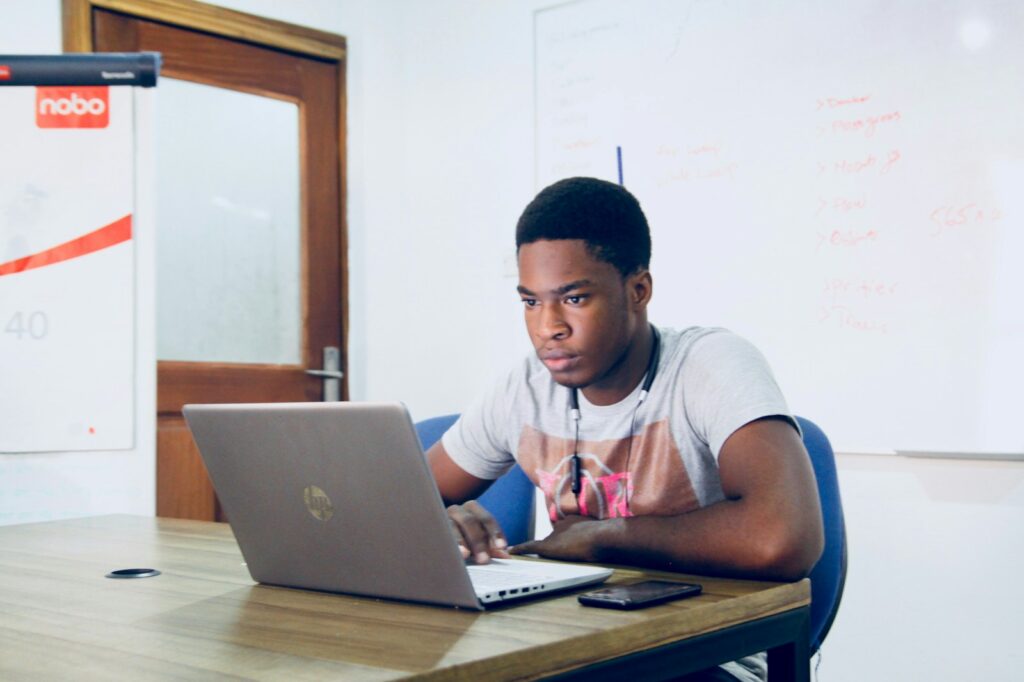 PUCRS Online anuncia programa de Aceleração Profissional. Foto de <a href=