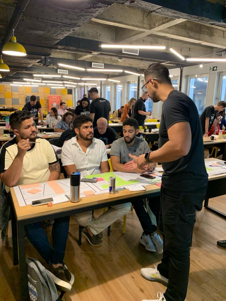 Equipe motivada e feliz reflete no desempenho geral da empresa. Imagem: Divulgação