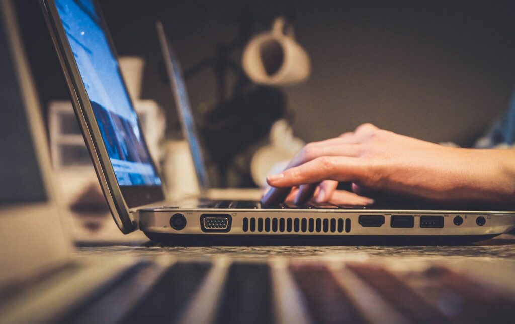 Contratação online acelera e otimiza o processo de recrutamento. Foto de <a href=