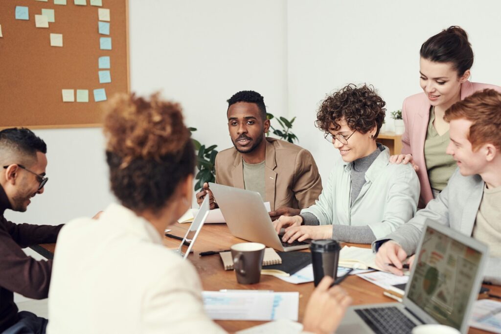 Além do algoritmo: Preparação da equipe é essencial na era da IA. Foto: Pexels