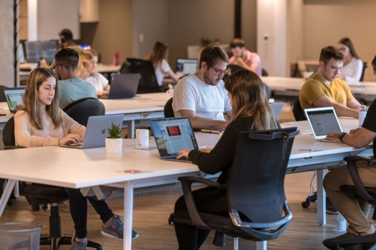 Empresa busca desenvolvedores brasileiros para Home Office