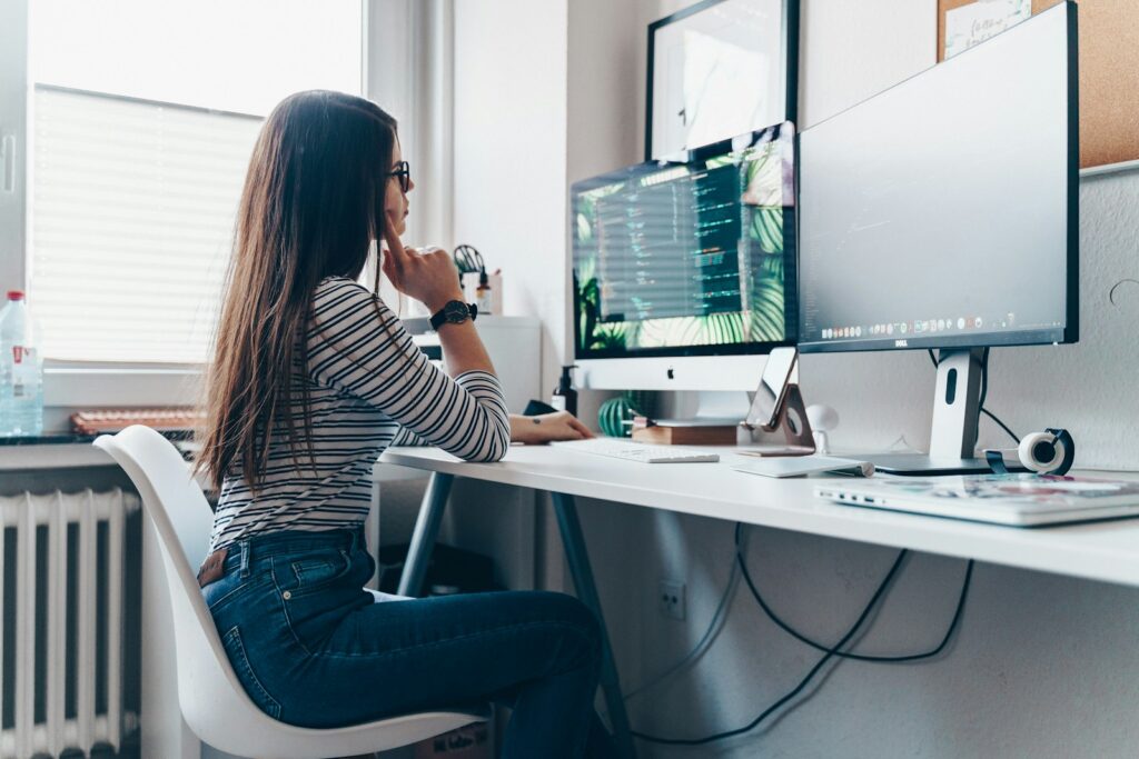 Mais de 2 mil vagas para estudar tecnologia no Brasil
girl using desktop computer in room