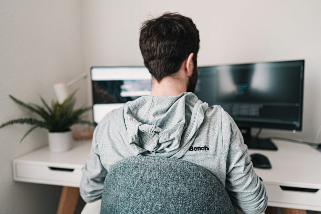 Assistente de Dados e Desenvolvedora React, Vagas Home Office man in gray hoodie sitting on chair
