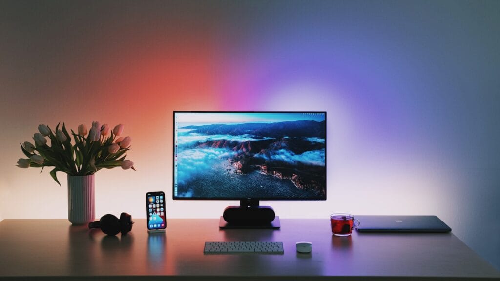 9 Vagas Home Office e Híbridas em Plataforma para Consumidores black flat screen computer monitor on brown wooden desk