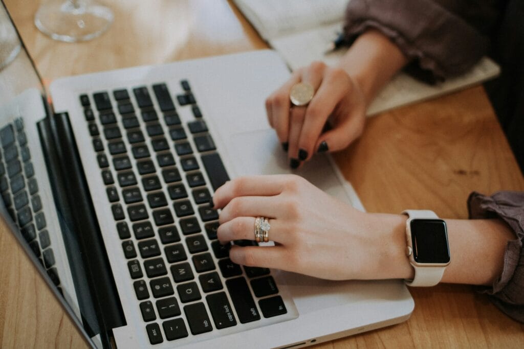 Assistentes de Dados e de Marketing: Vagas Remotas Anunciadas! person using MacBook