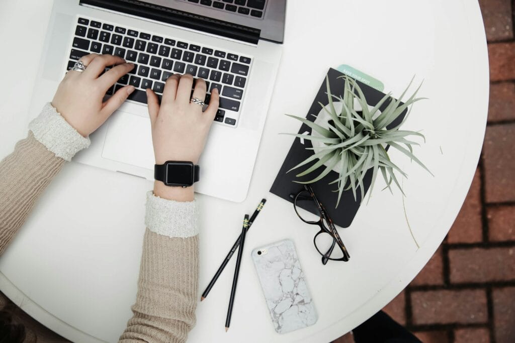 Assistente Administrativo Remoto na Persona, sem experiência, além de UI/UX