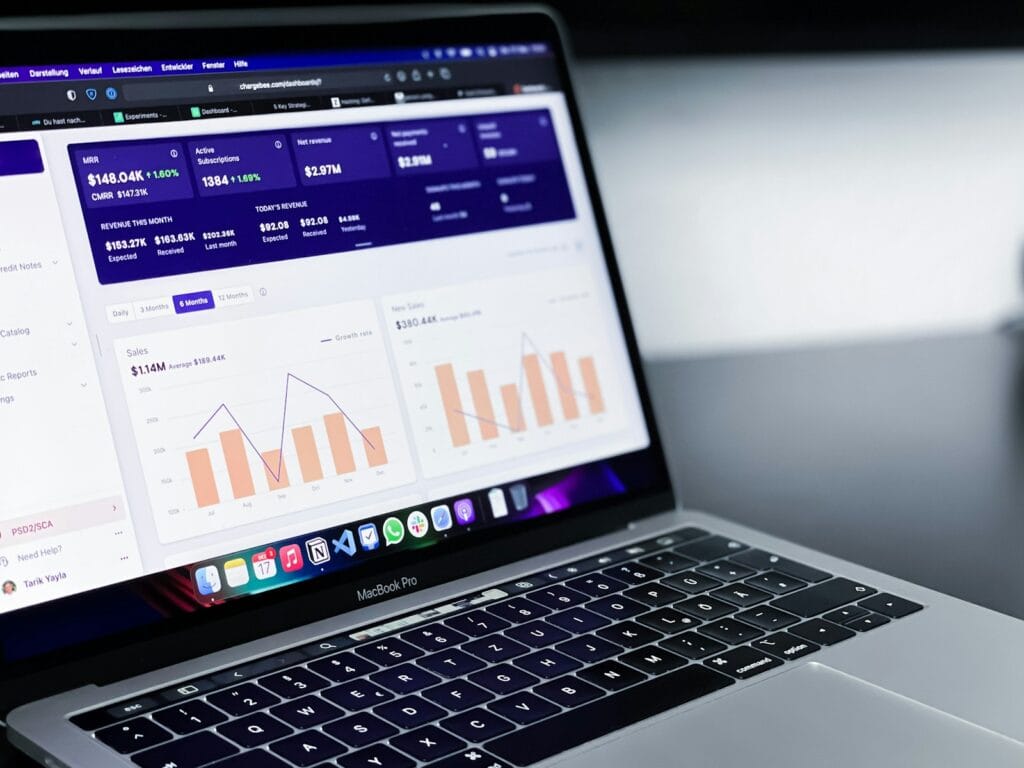 45 Vagas Remotas e Híbridas em plataforma de gestão empresarial black and silver laptop computer