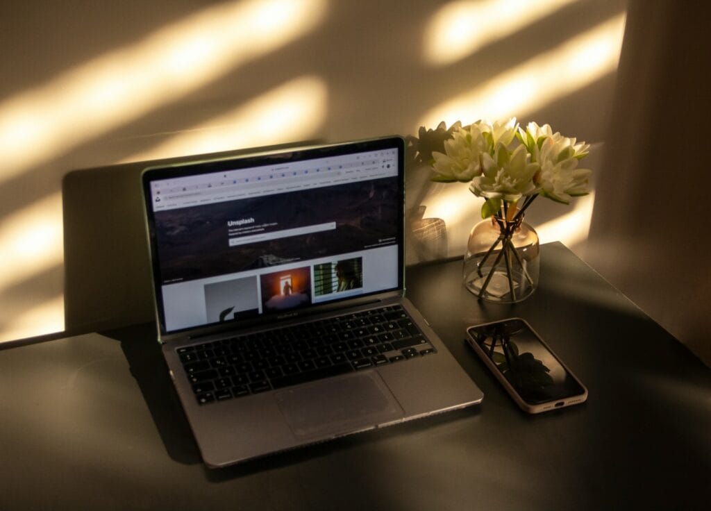Vagas Remotas na Concilie a laptop and a cell phone on a table