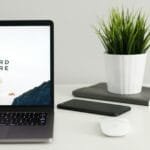 4 oportunidades de carreira na BHS: Vagas Remotas MacBook Pro near green potted plant on table