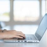 Vagas de Emprego na Servimex, incluindo sem experiência a close up of a person typing on a laptop