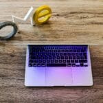 Vagas Remotas no Grupo Taking a laptop on a table