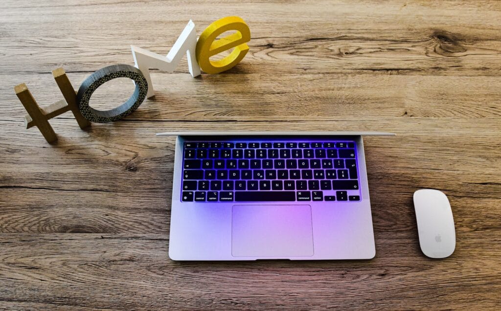 23 Vagas de Emprego na Adeste a laptop on a table