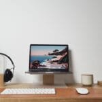 Home Office na 3Con silver imac on brown wooden desk