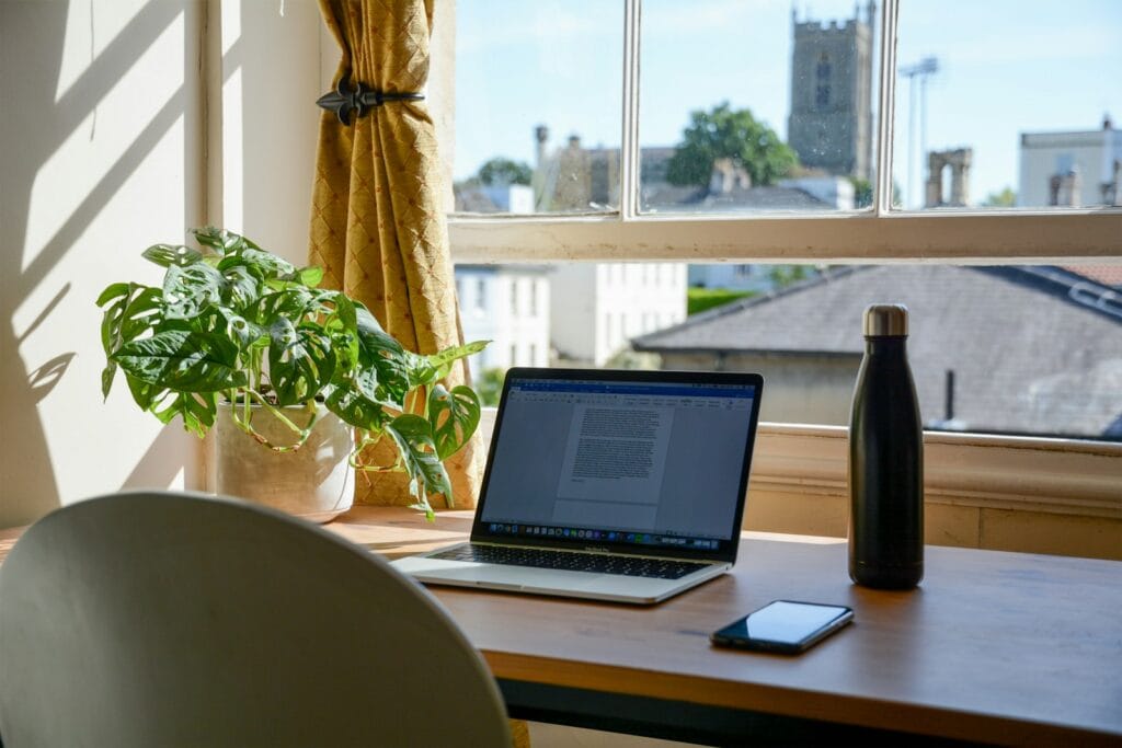 Vagas Remotas na Werecruiter macbook pro on brown wooden table