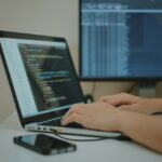 Analista de Dados e mais Vagas Remotas person using silver laptop computer