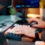 Vagas Remotas na Goomer, com VR de R$ 770,00 Person is using a mechanical keyboard and mouse.