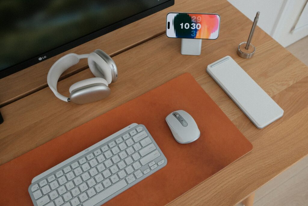 Assistente de Sucesso do Cliente Remoto e mais Vagas Home Office A modern workspace with computer accessories organized.