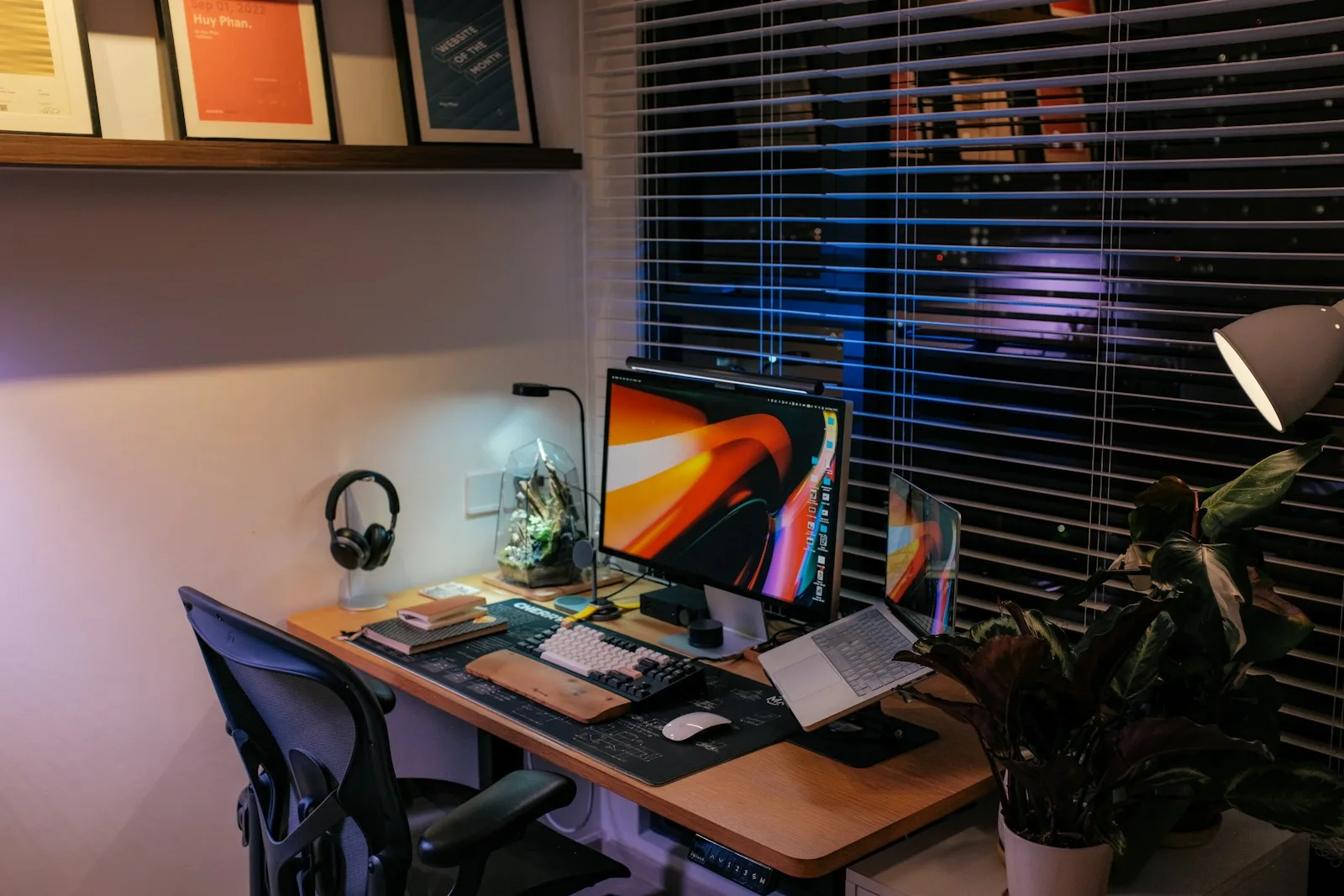 Auxiliar de Relacionamento Remoto e mais vagas A modern home office setup is well lit.
