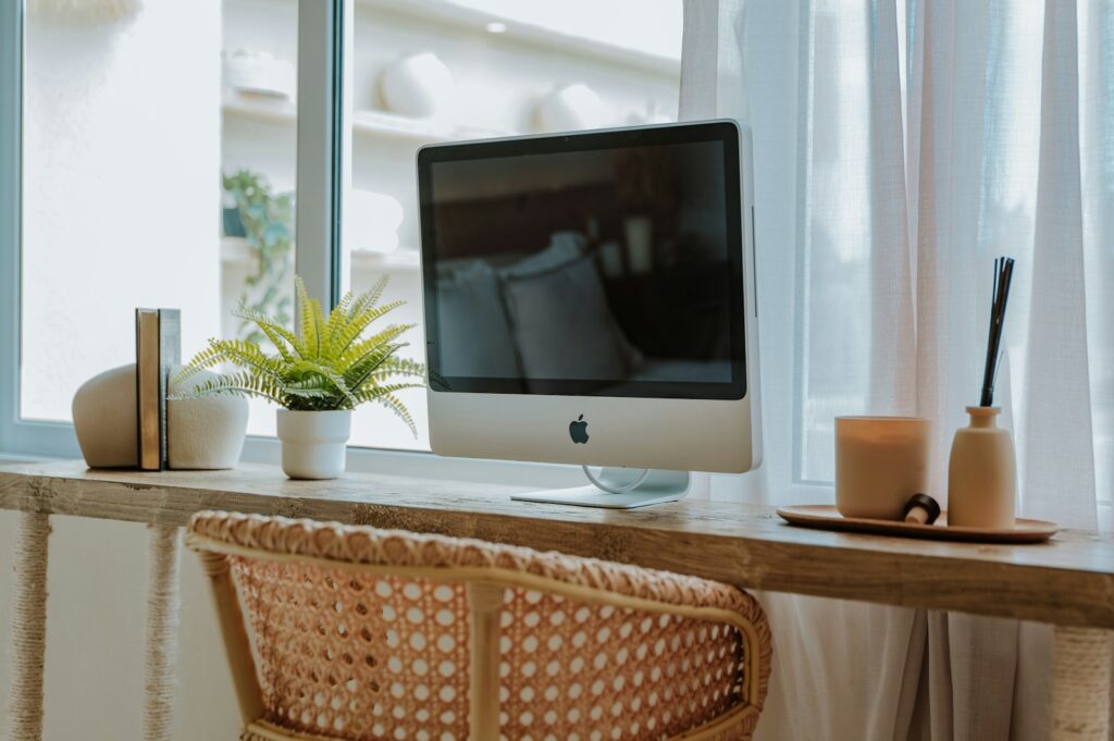 Vagas Remotas na Riachuelo A minimalist workspace with computer and decor.