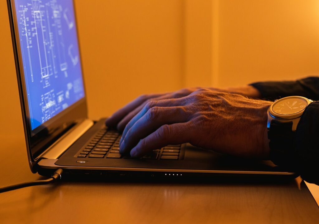 Vagas Remotas na Shakers a person using a laptop computer on a desk
