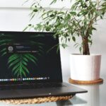 Vagas de Remotas na Spread: Oportunidades de Home Office black laptop computer on brown wooden table