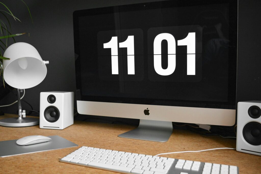 Vagas Remotas para Auxiliar Administrativo e mais! silver iMac with Magic Mouse and Apple Keyboard with Numeric Keypad