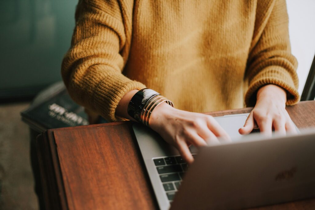 Vagas para Atendimento Home Office person using laptop computer