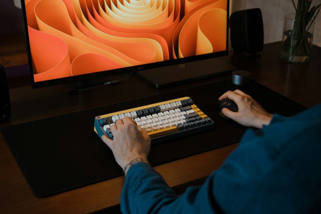 Auxiliar de Escritório Home Office, confira esta oportunidade! a person playing a keyboard