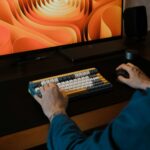 Auxiliar de Escritório Home Office, confira esta oportunidade! a person playing a keyboard