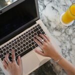 Vagas Remotas no Grupo Permaneo a person using a laptop