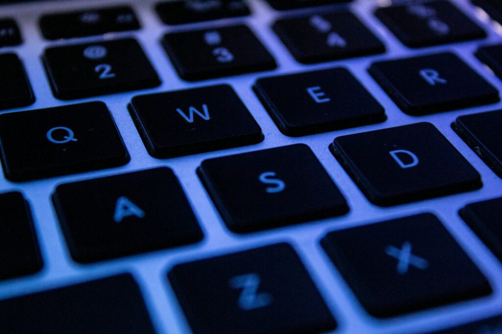 5 Vagas de Emprego no Infnet, remotas e presenciais black and white laptop keyboard