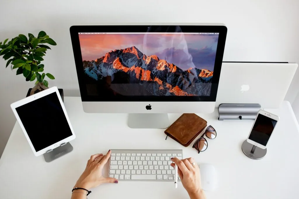 Vagas Remotas na Certsys person using silver imac and apple magic keyboard