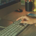 Vagas Remotas na Robbu, incluindo Estágio a person typing on a keyboard on a desk