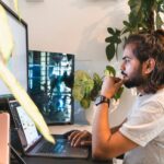 Vagas Remotas na Logithink a man using a laptop