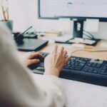 Vagas Remotas na Cientec Aceleradora a person is typing on a computer keyboard