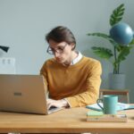 Vagas Remotas na Lanlink Man working on laptop at a desk.