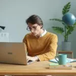 Vagas Remotas na Lanlink Man working on laptop at a desk.