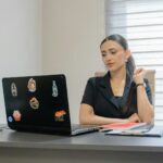 Auxiliar Financeiro Remoto e mais Vagas Efetivas em Home Office Woman working on a laptop at a desk.