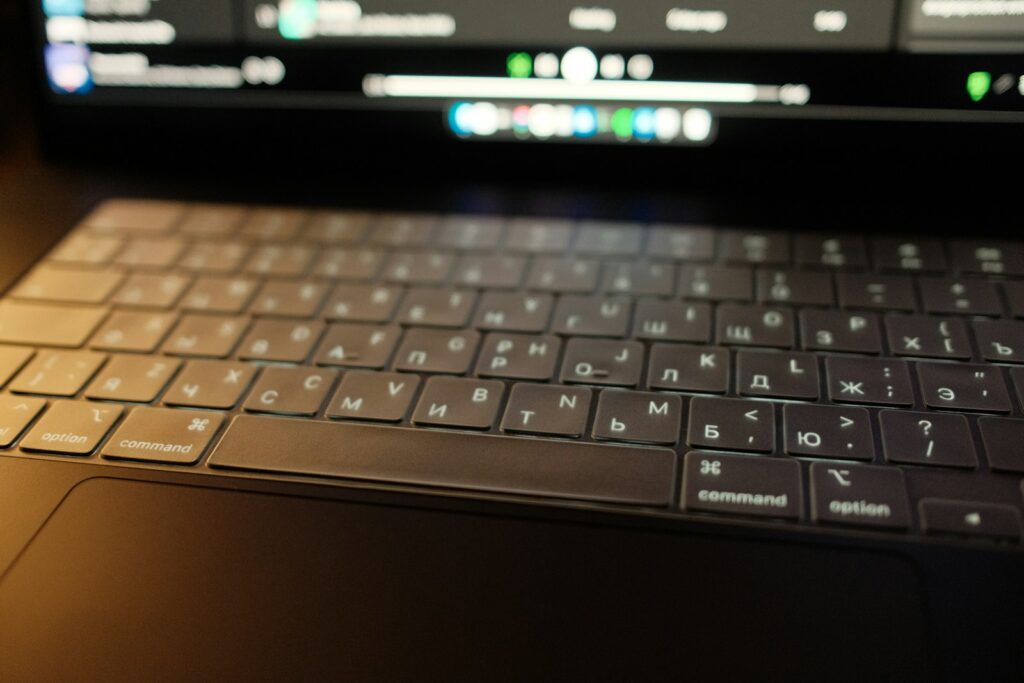 Vagas Remotas na Jetimob, com remuneração de até R$ 4.800,00 (CLT) Close-up of a laptop keyboard with screen blurred