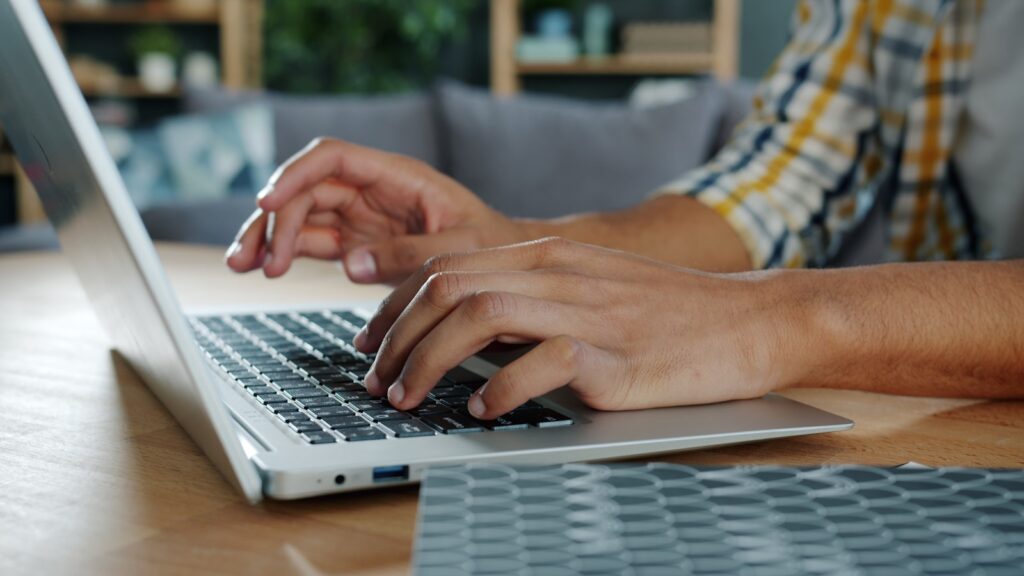 Home Office na Gesuas Person typing on a laptop computer at a desk