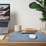 Emprego Remoto com R$ 1.200 de VA e VR macbook pro on brown wooden table