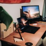 Home Office com VA/VR de até R$ 1.100,00 black laptop computer on brown wooden table