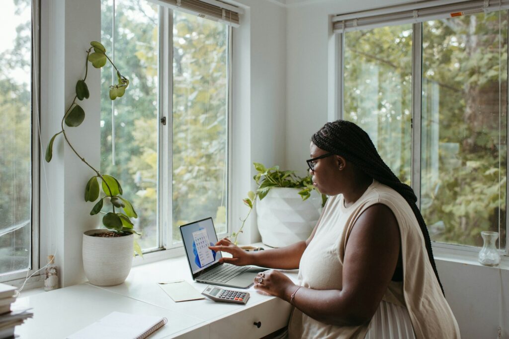 Vagas Remotas na Smart Black a woman sitting at a table with a laptop