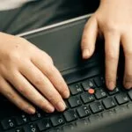 Oportunidades Remotas na Lastlink persons hand on black computer keyboard