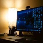 Vagas Remotas na Geopixel, incluindo para Ensino Médio a computer monitor and keyboard