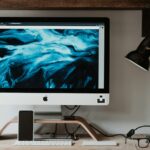 Vagas Remotas na LWSA silver imac on white table