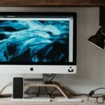 Vagas Remotas na LWSA silver imac on white table