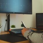 Vaga Remota na Minerva black flat screen computer monitor and black computer keyboard on brown wooden desk